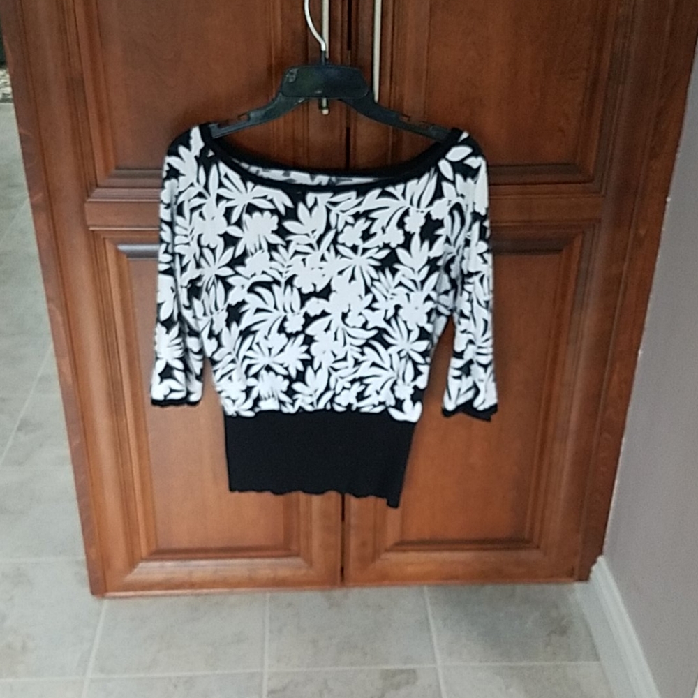 Floral monochromatic top - Picture 2 of 3